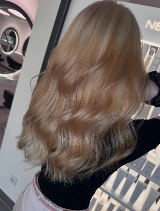 Lange, voluminöse Haarverlängerung aus unserem Salon