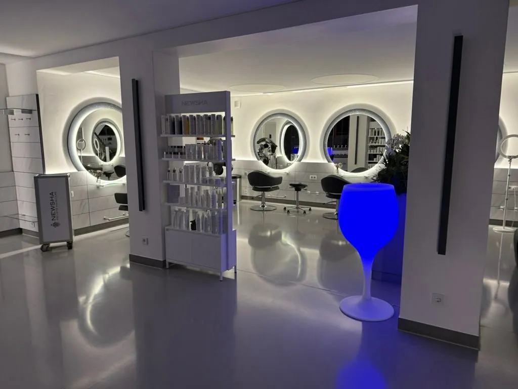 Runde Spiegel im Premium Salon Nauen