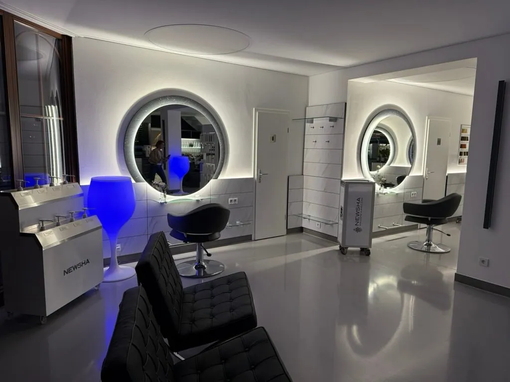 Plätze mit runden Spiegeln im Premium Salon Nauen