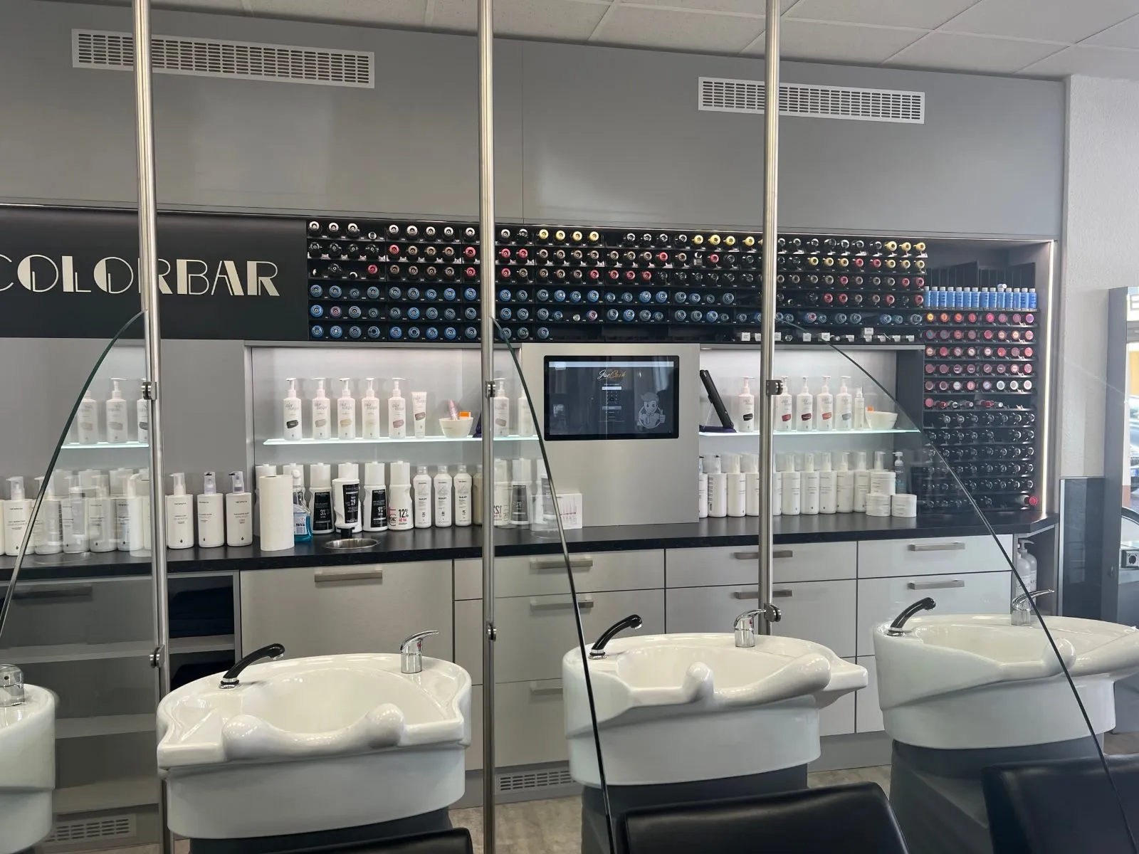 Waschplätze und Colorbar im Flagship Salon Spandau